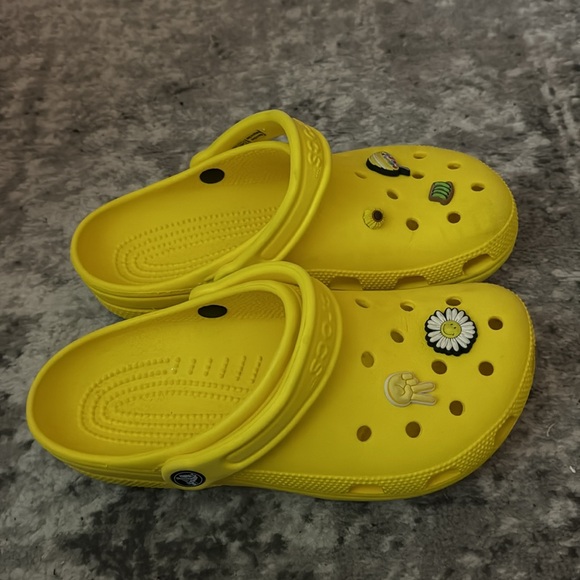 Yellow crocs size men’s 7/ women’s 9 - Picture 3 of 7